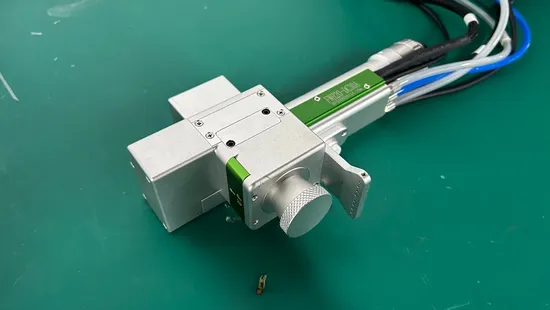 섬유 레이저 용접 청소 기계 1000W 1500W 2000W 레이저 녹 제거 청소 기계 3개 통합